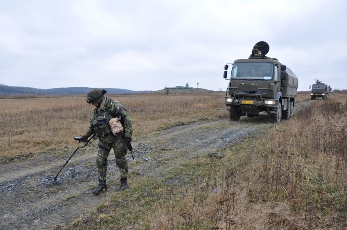 Binh sỹ Séc làm nhiệm vụ dò mìn tự chế cài ven đường bảo vệ an ninh cho đoàn xe vận tải (tình huống giả định)